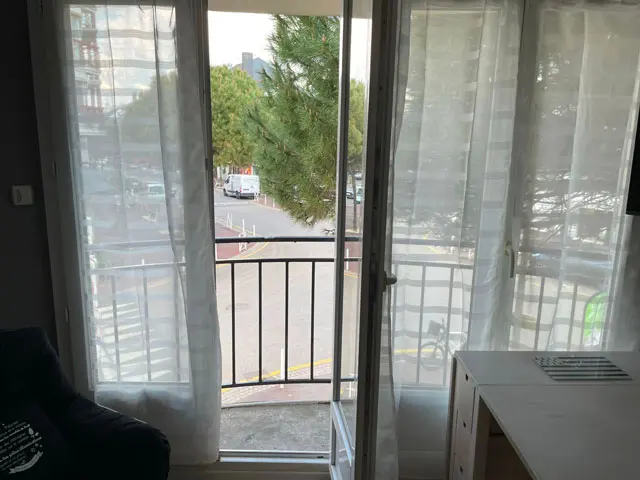 La porte-fenêtre ouverte sur le balcon