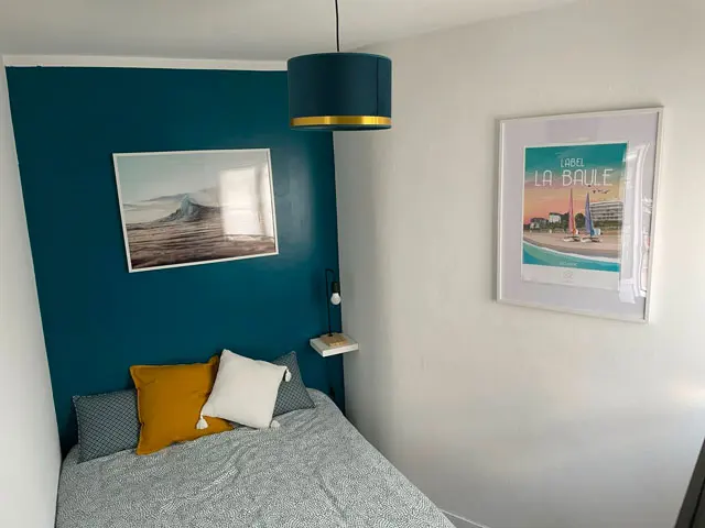La chambre, lit double et affiche de La Baule
