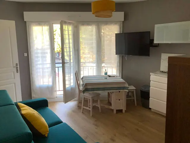 Le salon et ses grandes fenêtres