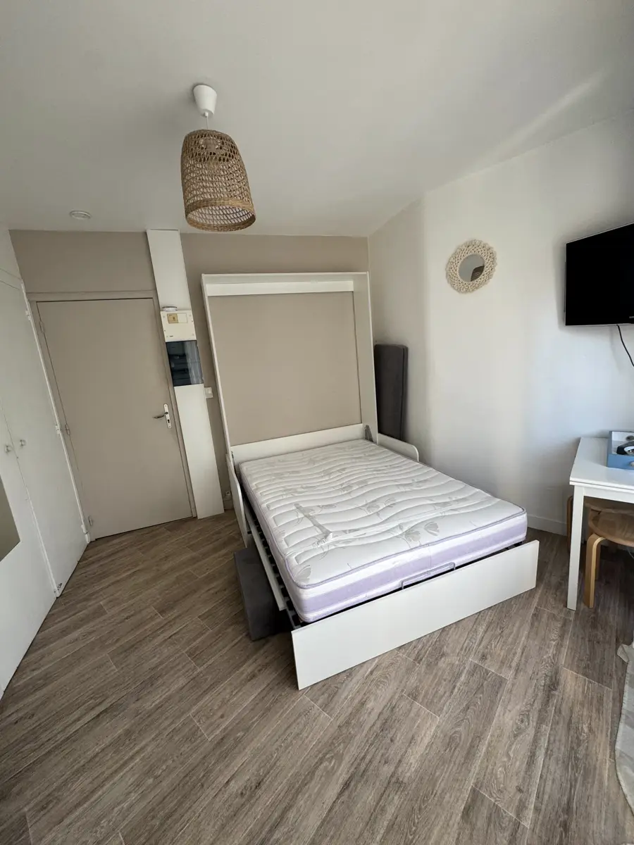 Das ausgeklappte Doppelbett mit Blick zum Eingang